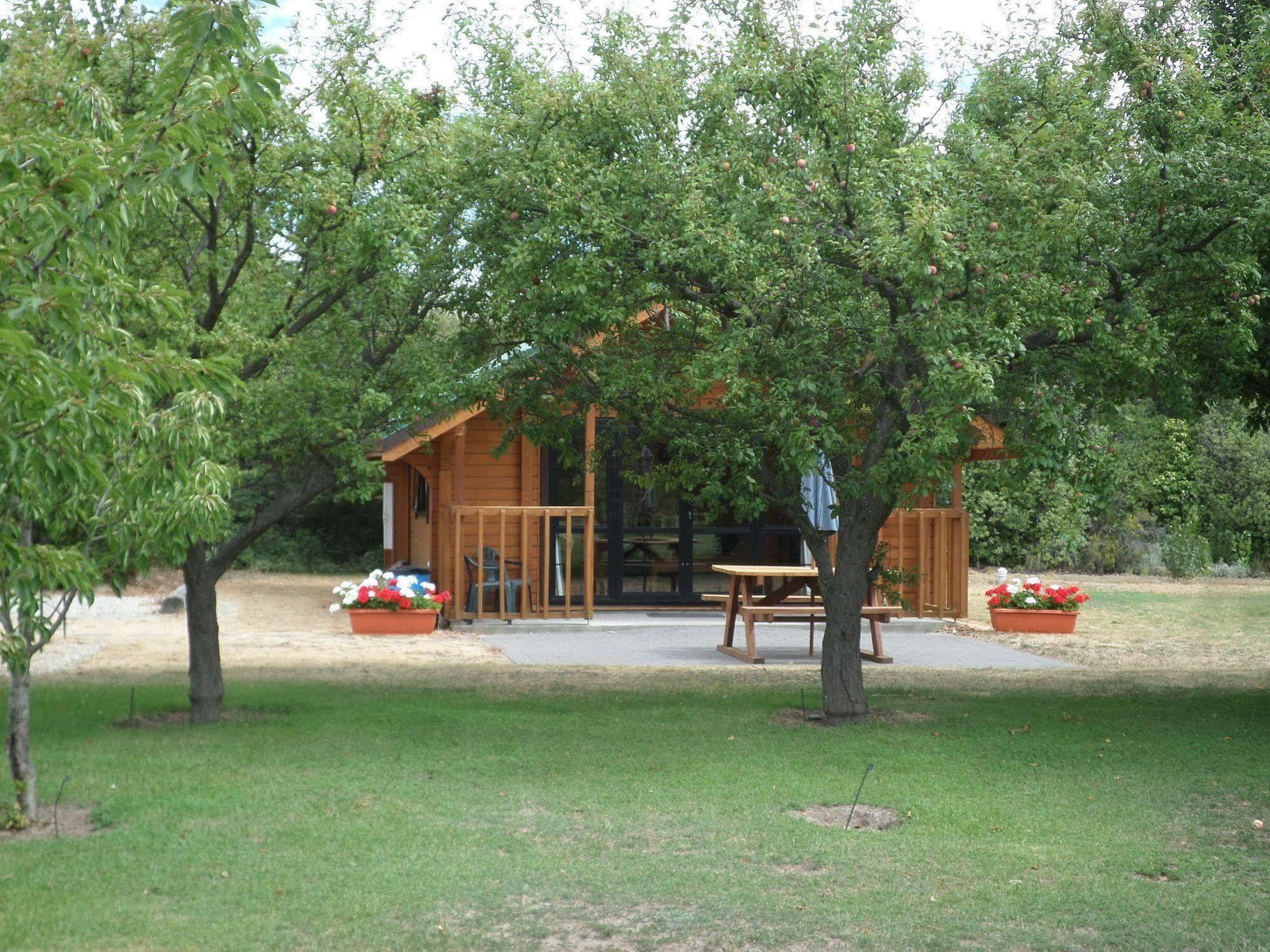 Central Chalets Ltd Александра Екстериор снимка