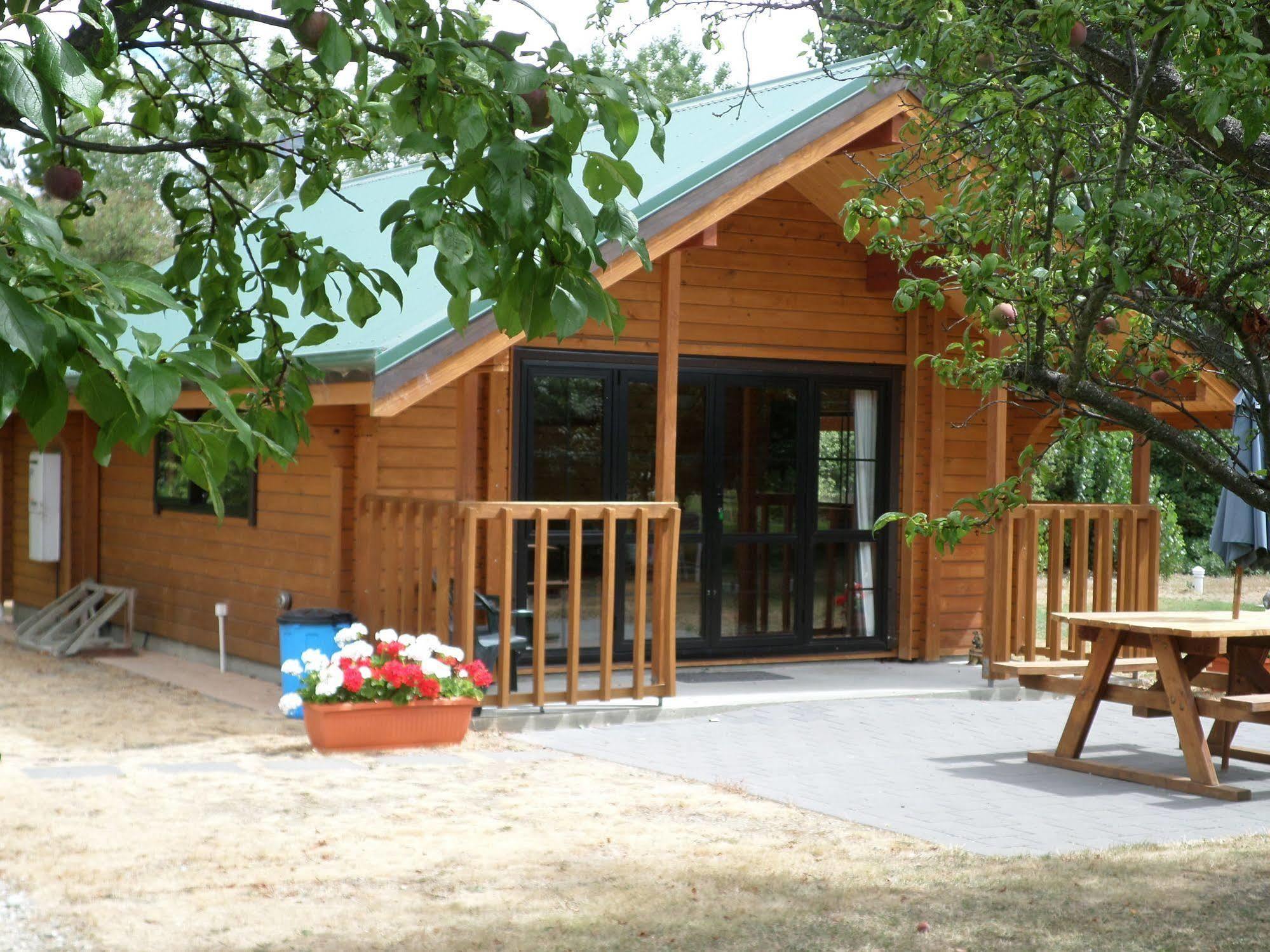 Central Chalets Ltd Александра Екстериор снимка